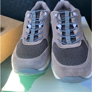 Earth Origins Womens Tierney Sneaker mBrand new in box Gris Chardonnay Suede.